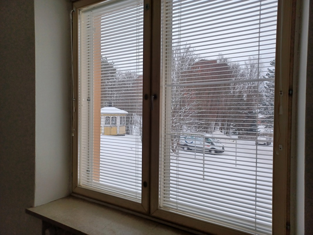 Olohuoneen/makuuhuoneen ikkunanäkymää