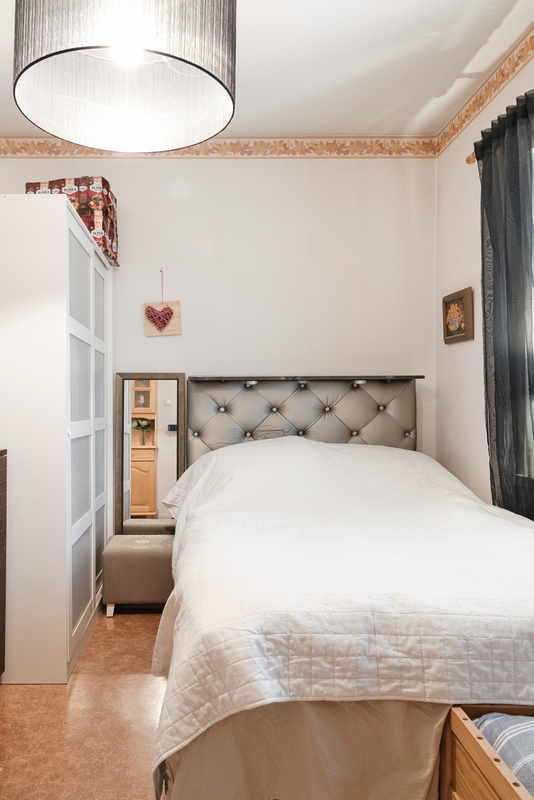 Ólohuoneesta erotettu makuutila