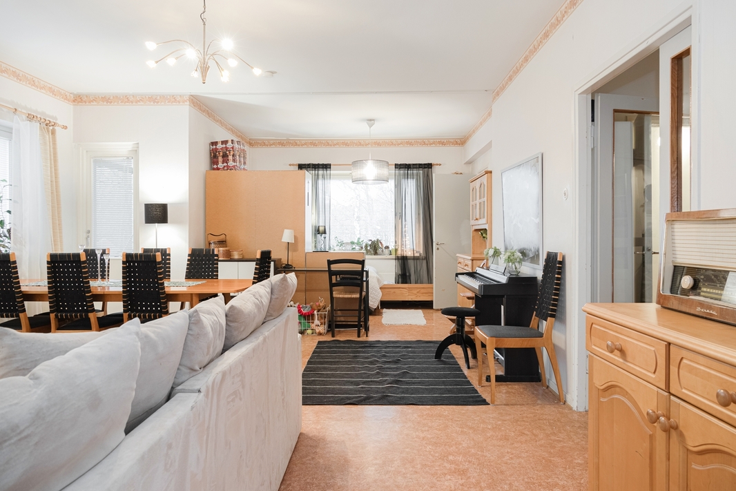 Yleiskuva 4 olohuoneesta, käynti parvekkeelle