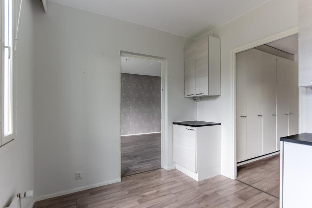 keittiöstä käynti eteiseen ja olohuoneeseen