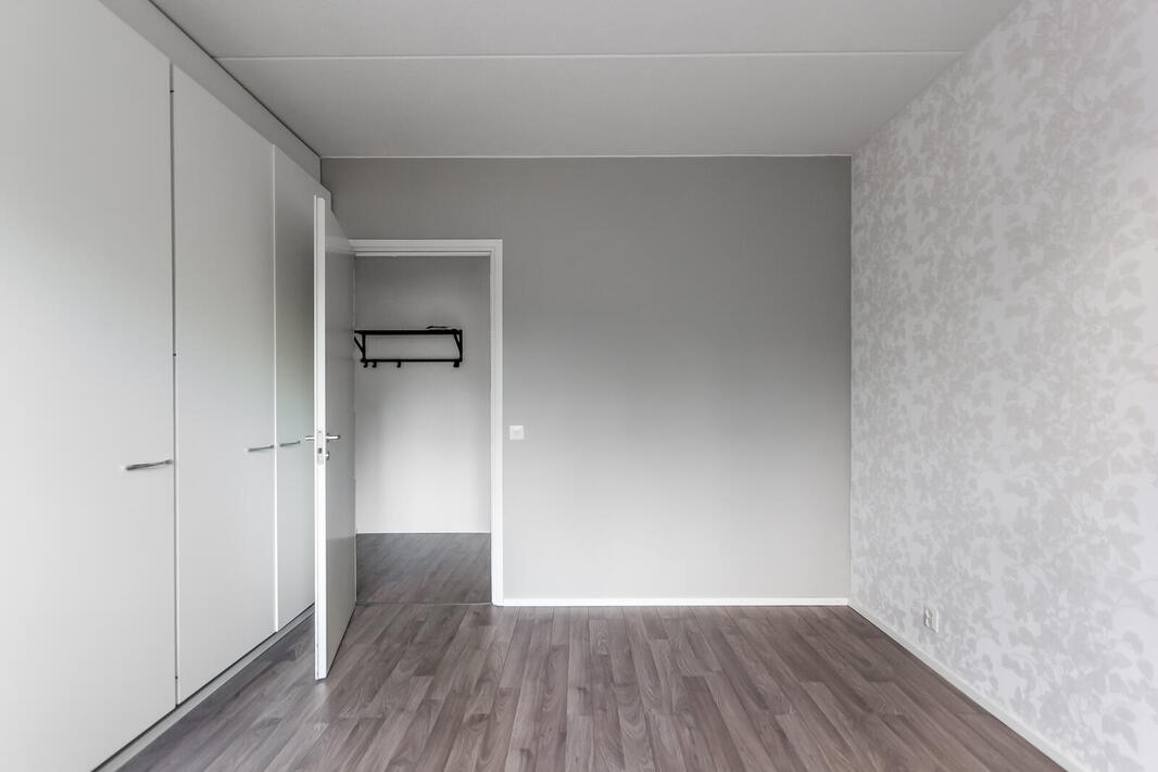 Yleiskuva makuuhuoneesta 1