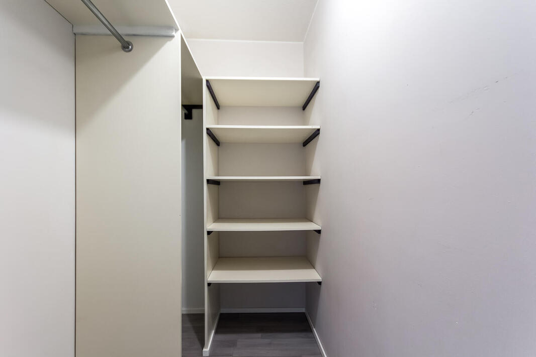 Asunnon vaatehuoneesta