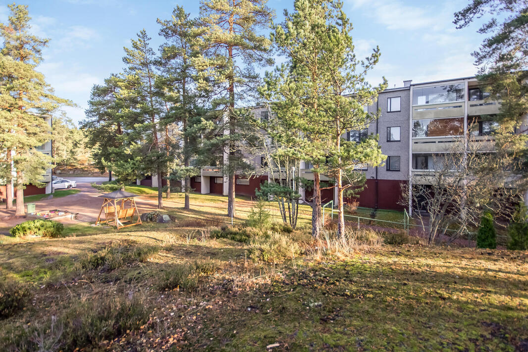 Yhtiön julkisivu parvekkeiden puolelta