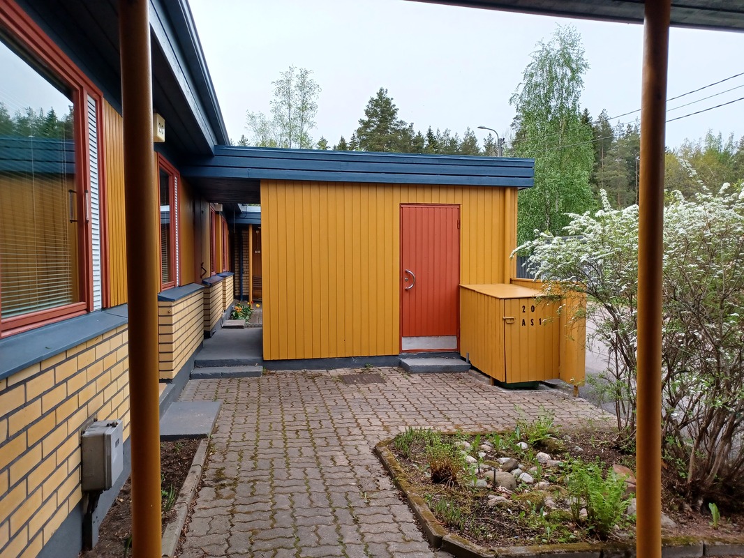 Etupihalla varasto ja jätelaatikko