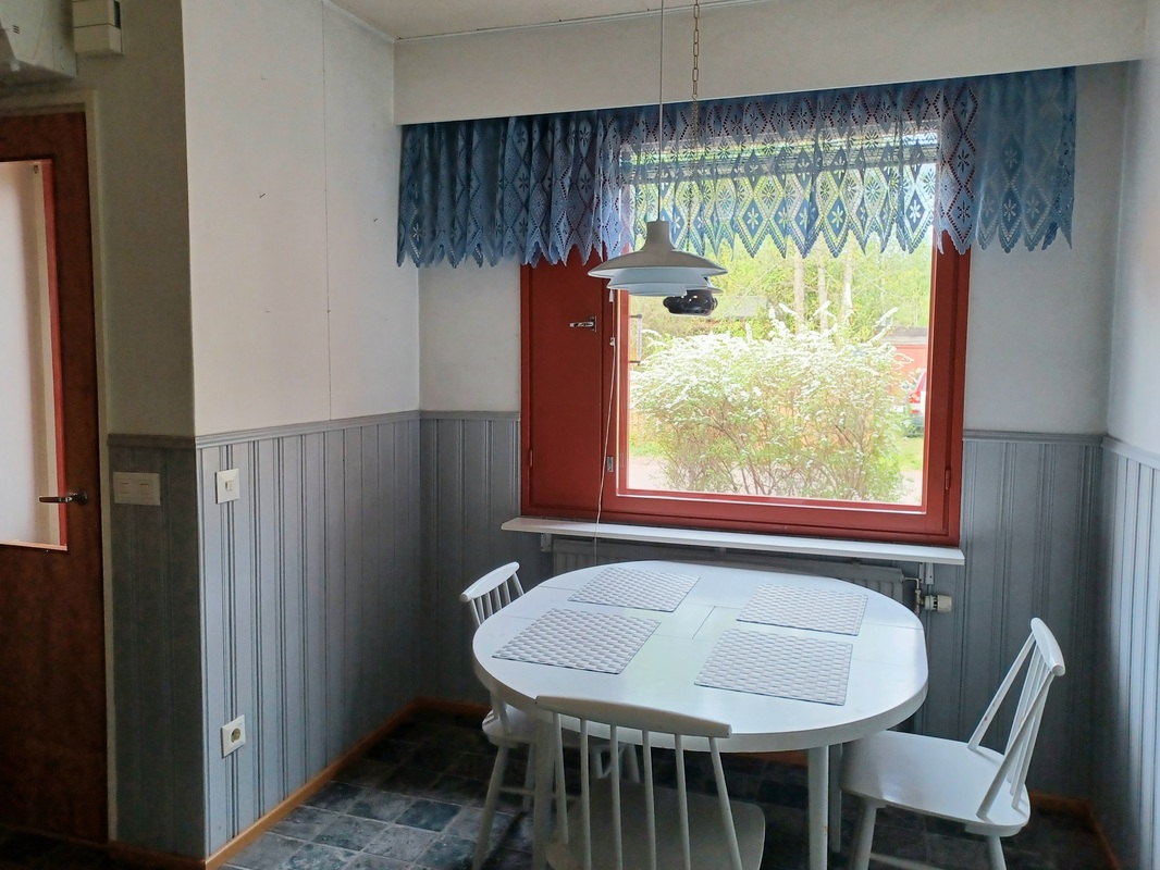 Keittiö, ikkunanäkymä kadun puoleen