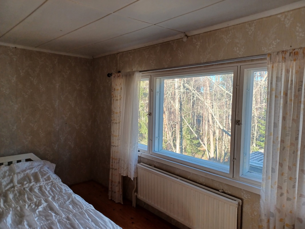 Metsän suuntaan ikkunanäkymä