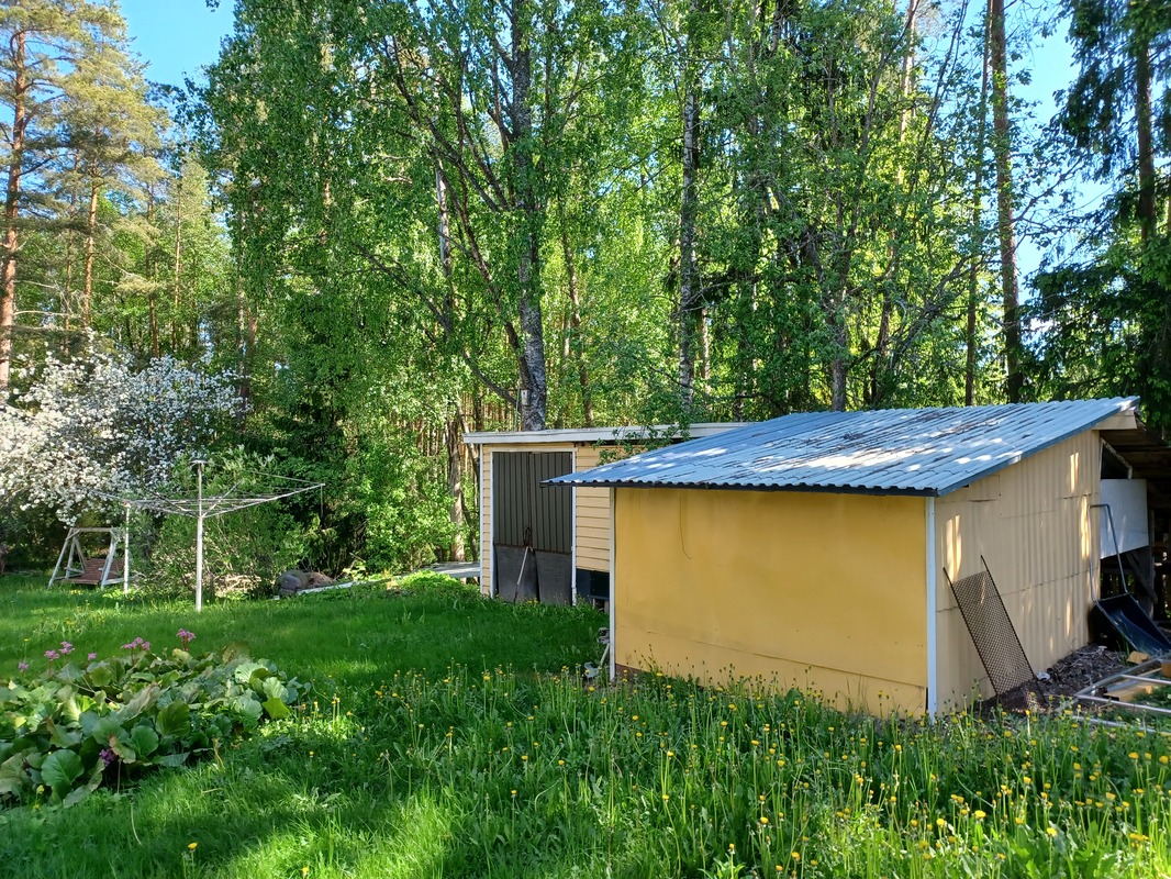Pihan takana varastorakennus