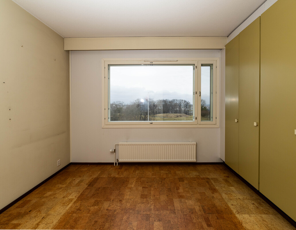 Makuuhuone 1 ikkunaan päin