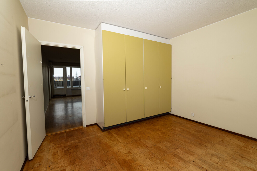 Makuuhuone 2 kaapistoseinä