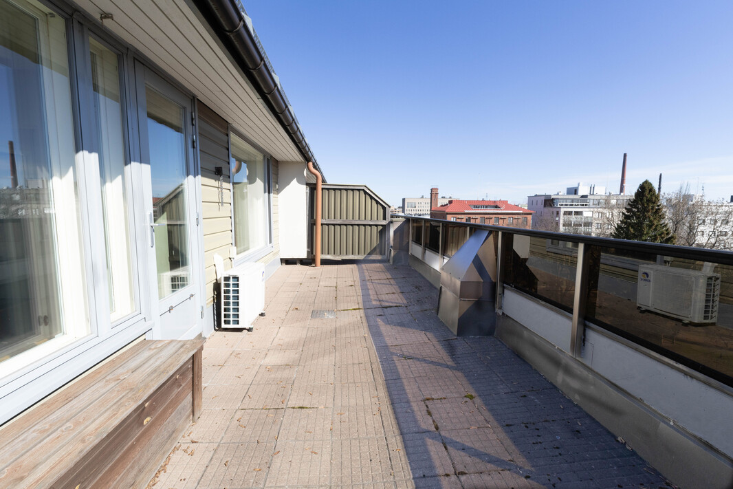 Huoneiston levyinen kattoterassi