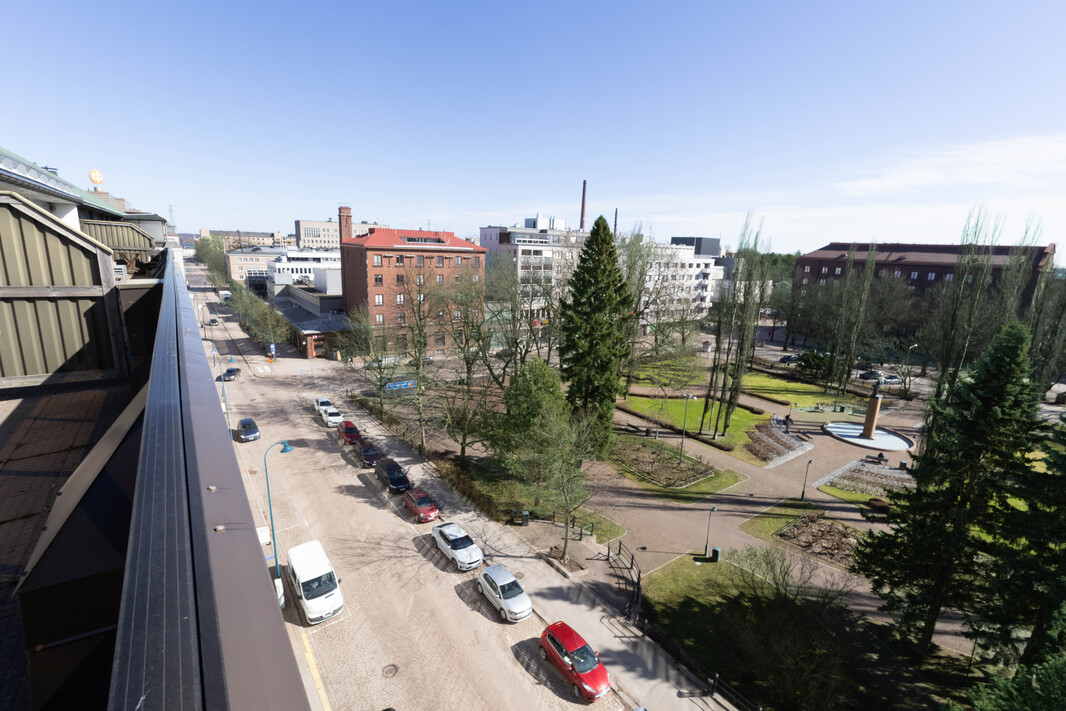 Kevätkuva Kirkkokadun puolelle Sibeliuksen puistoon