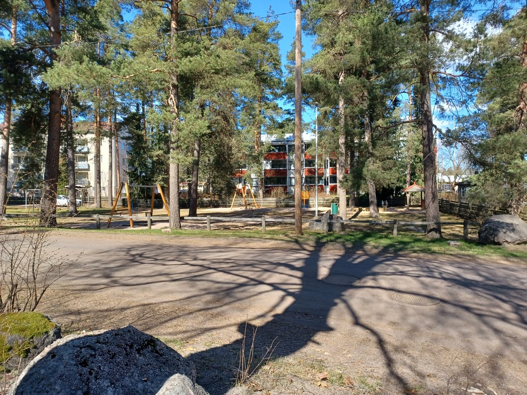 Leikkikenttä kadun toisella puolen
