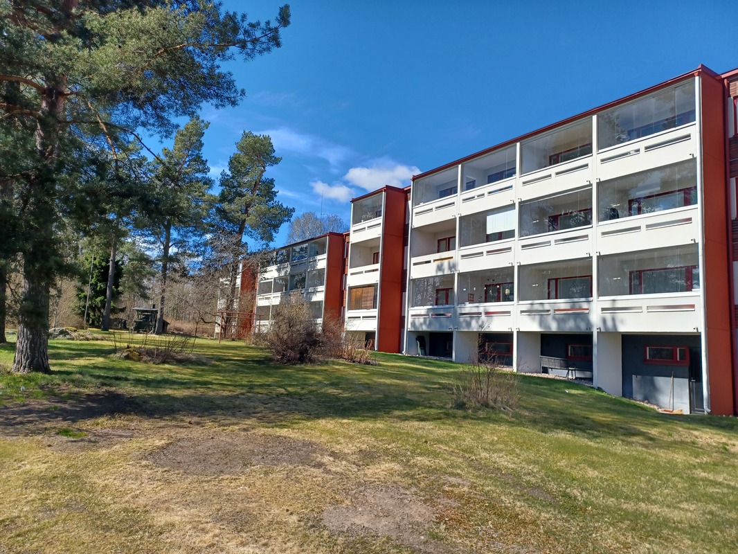Parvekkeet sisäpihan puoleen