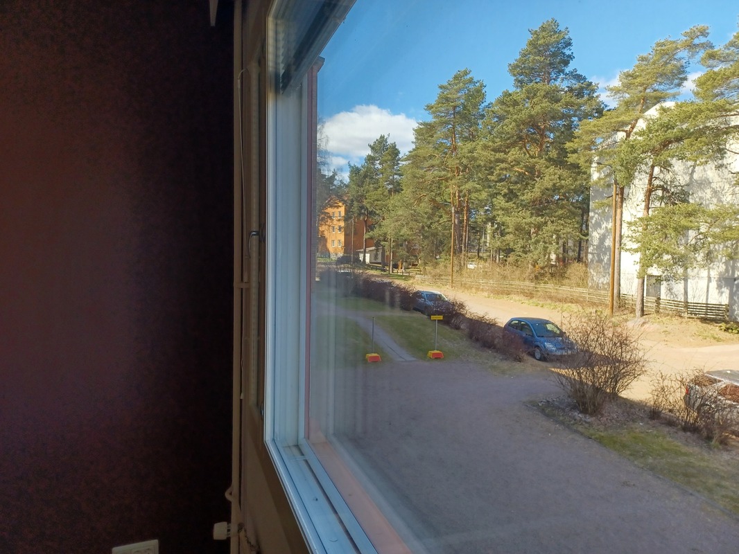 Makuuhuoneen ikkunanäkymä kadun puoleen