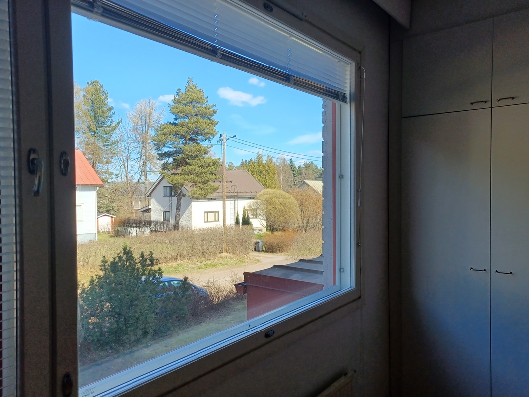 Makuuhuoneen ikkunanäkymä kadun puoleen
