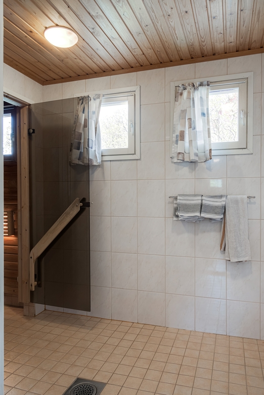 Saunaosaston ikkunallisesta kylpyhuoneesta 1
