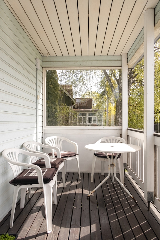 Sisääntulon lasitettu ulkoterassi