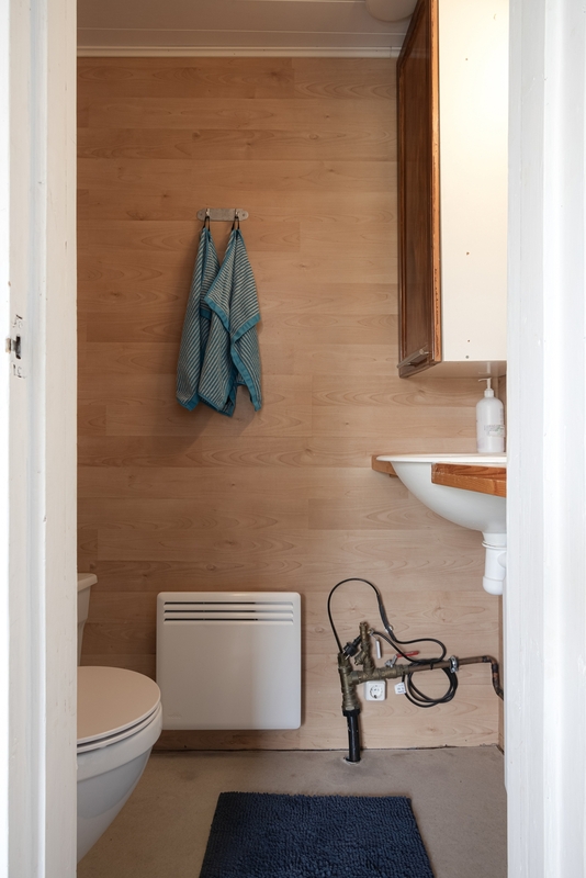 Piharakennuksen huoneen yhteydessä wc