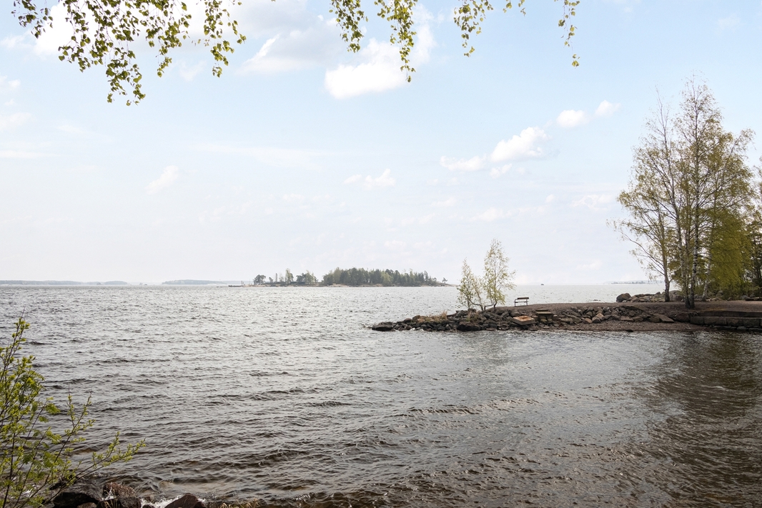 Lähellä Mansikkalahden merenrantaa