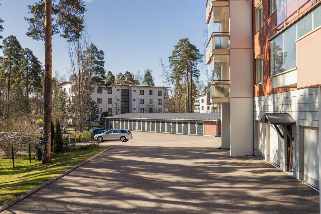 Yleiskuva yhtiön takapihalta