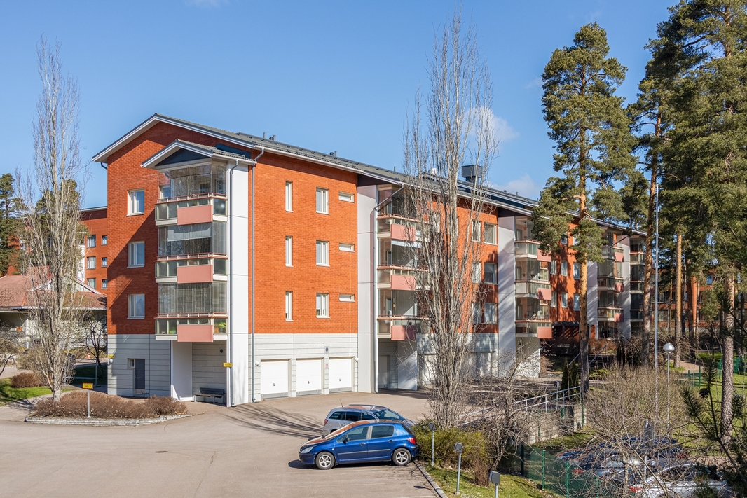 Yleiskuva yhtiön julkisivusta ja myytävän asunnon parvekkeen puolelta