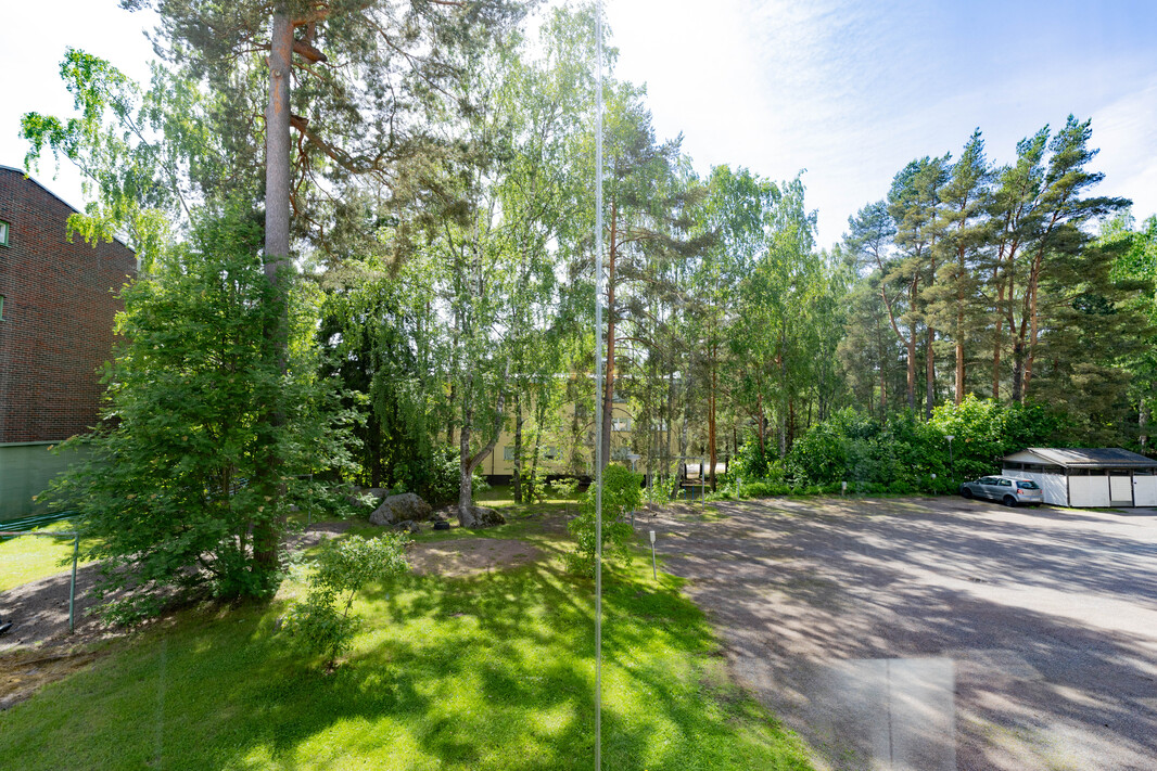 Yleiskuva taloyhtiön pihalta