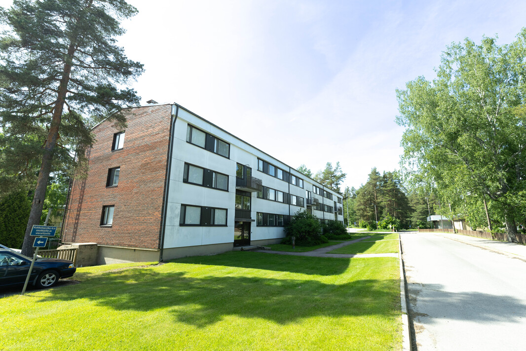 Yhtiö sivustapäin kuvattuna