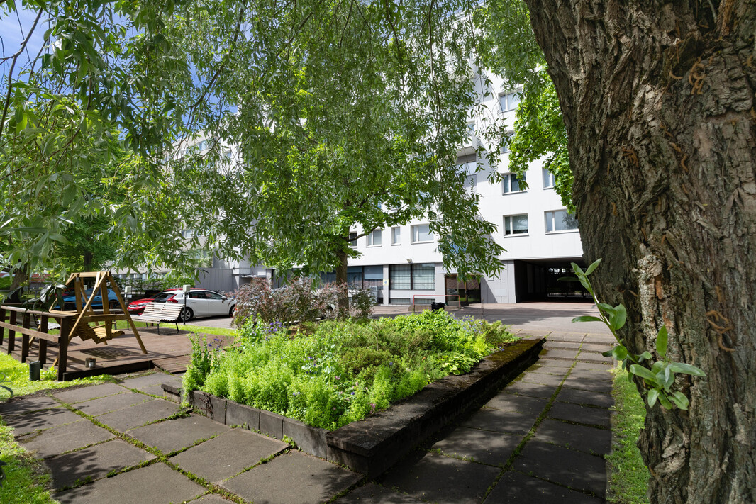 Yhtiön viihtyisältä sisäpihalta 2