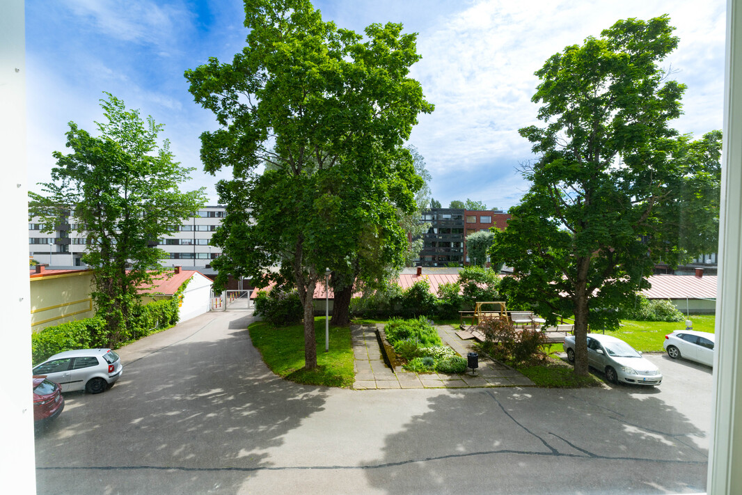 Yhtiön viihtyisältä sisäpihalta 3