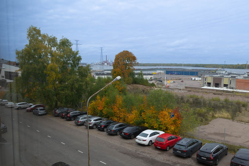 Ikkuna näkymä keittiöstä ja makuuhuoneesta