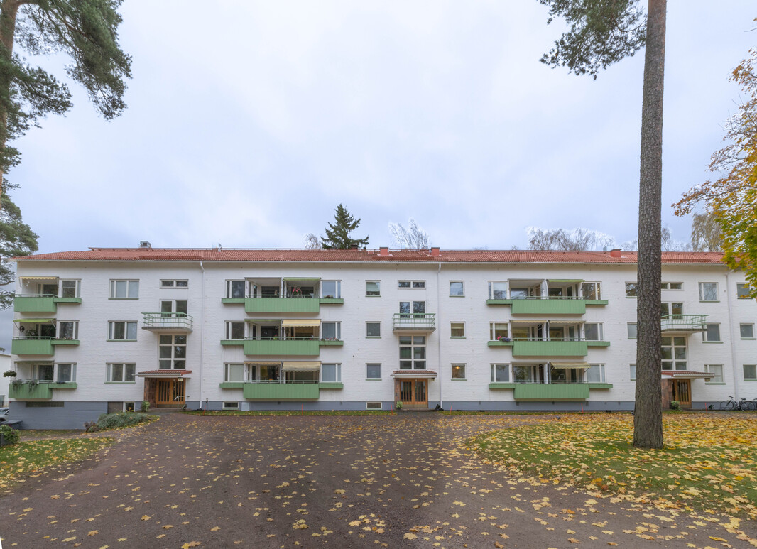 Julkisivu parvekkeiden puolelta