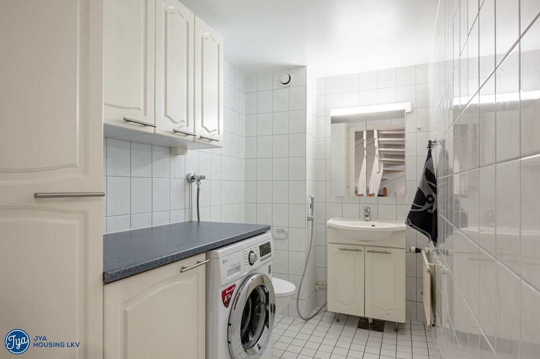 Alakerran wc/ kodinhoitohuone