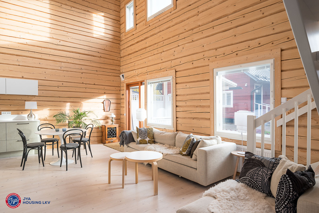 Olohuone / avokeittiön huonekorkeus noin 6 m