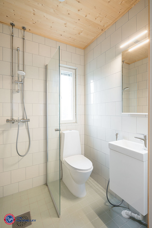 Yläkerran kylpyhuone