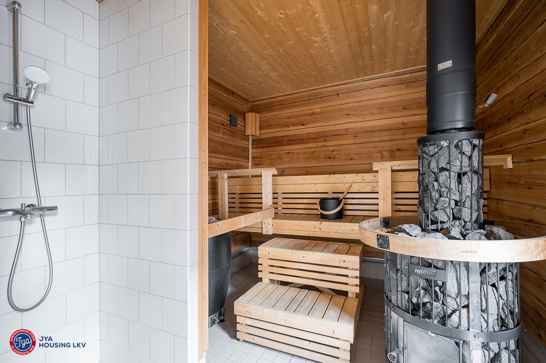 Taloyhtiön saunassa sähkö- ja puulämmitteinen kiuas
