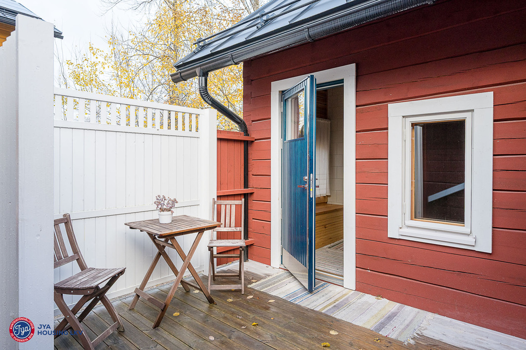 Taloyhtiön saunan suojaisa terassi