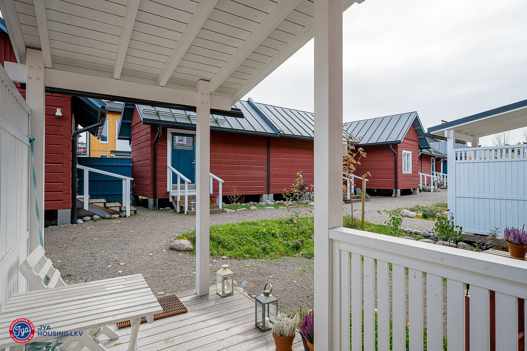 Asunnon terassilta käynti asunnon pihataloon