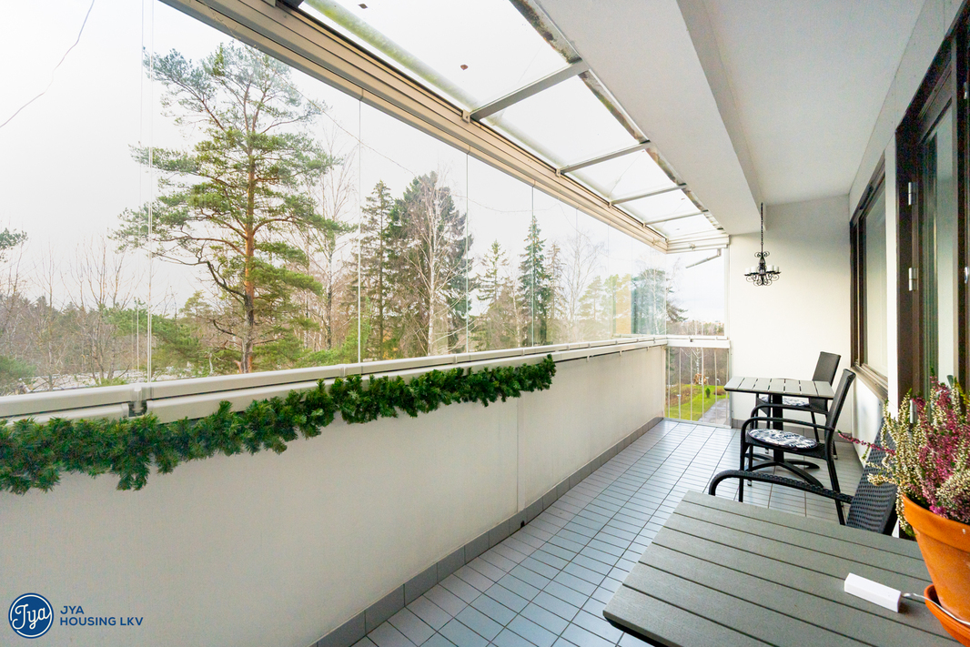 Lasitettu iso parveke etelään