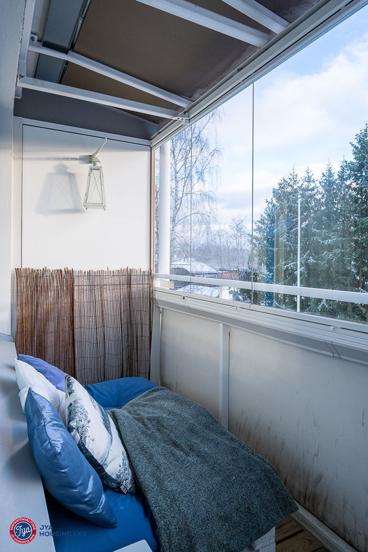 Olohuoneesta käynti sisäpihan puolelle suuntautuvalle parvekkeelle.