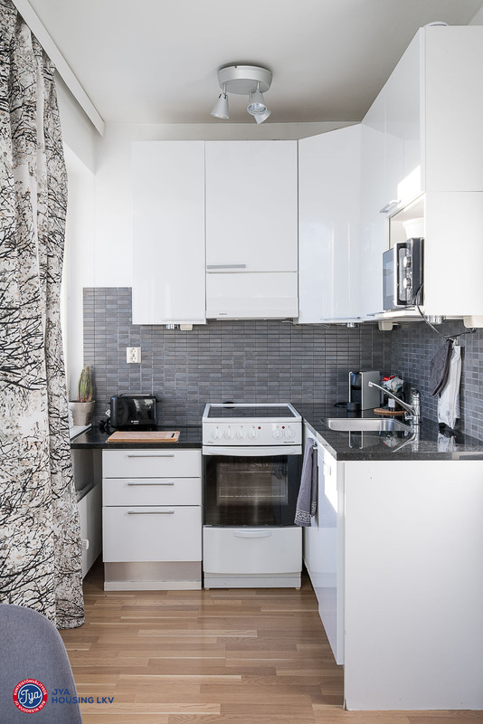 Olohuoneeseen yhdistyvä avokeittiö