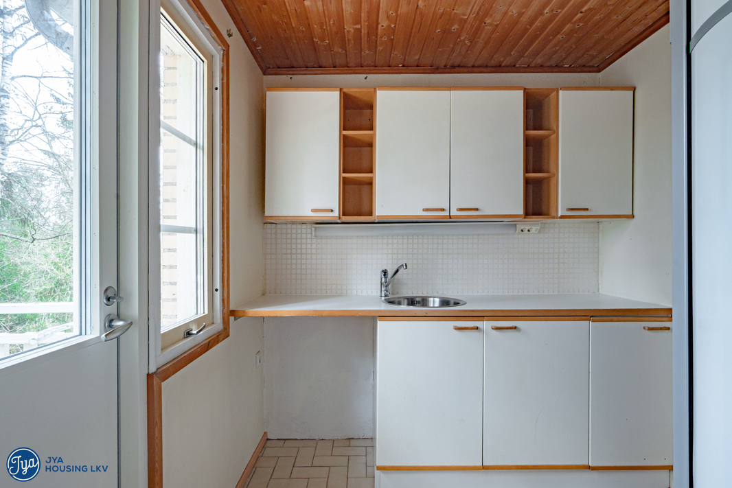 Kodinhoitohuoneen kaapistoa