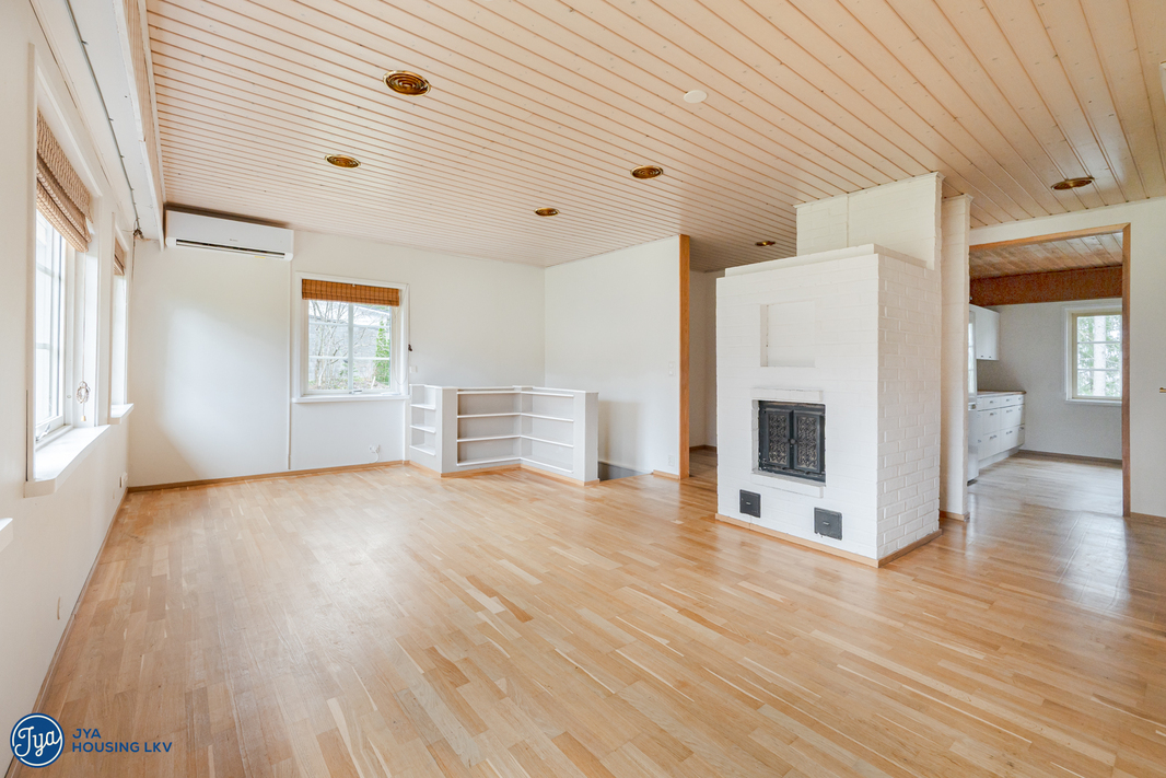 Olohuoneessa varaava takka