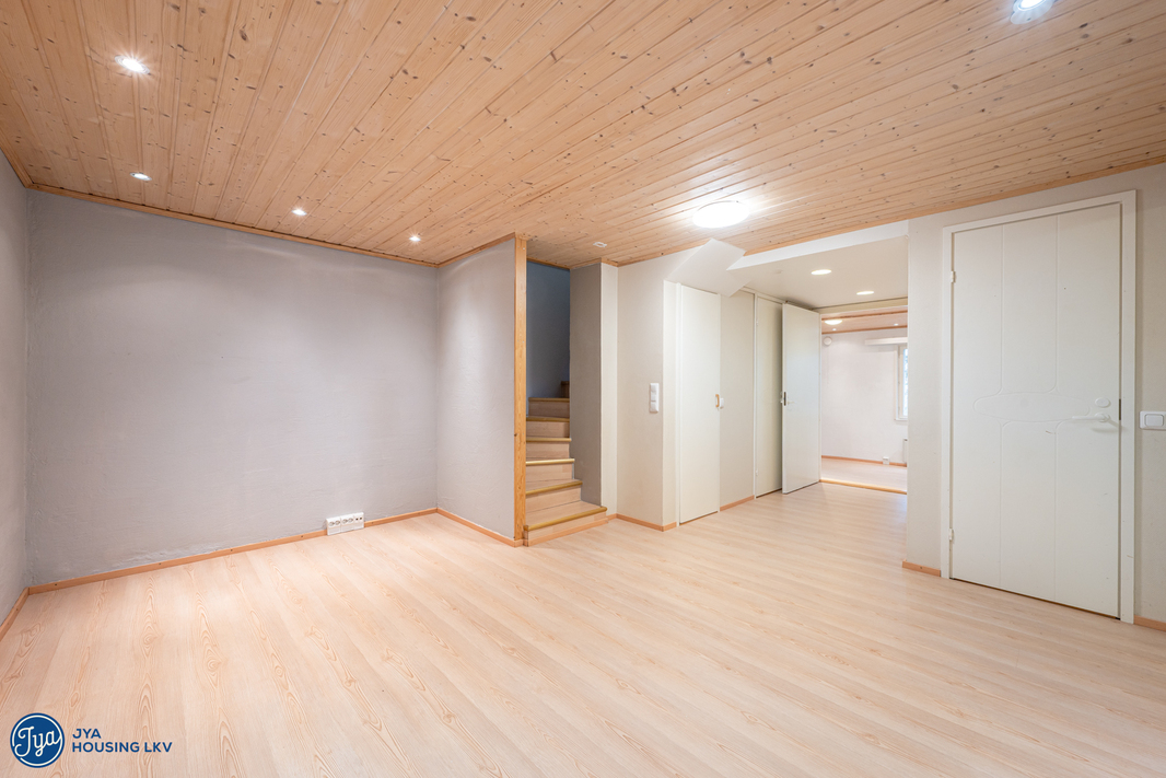 Kellarikerroksen tv-huone