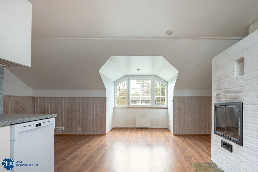 Ullakkohuoneessa varaava takka