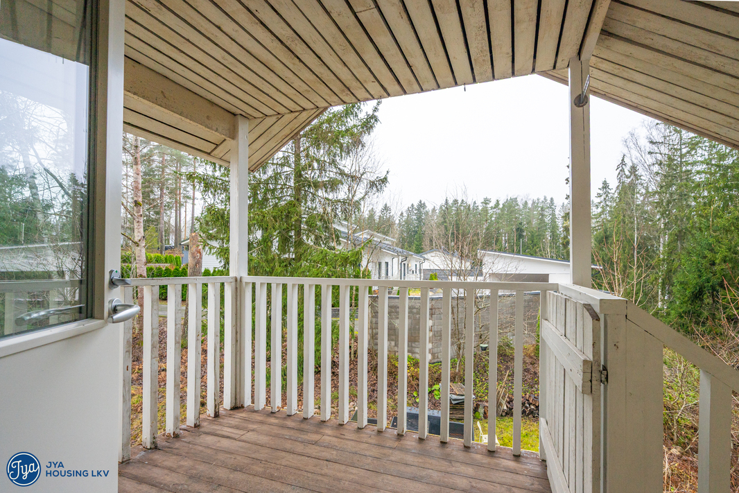 Näkymä ullakkohuoneen tasanteelta