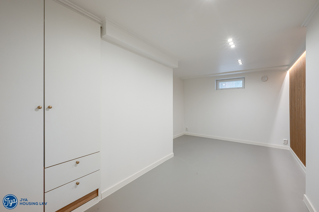 Työhuone kellarikerros