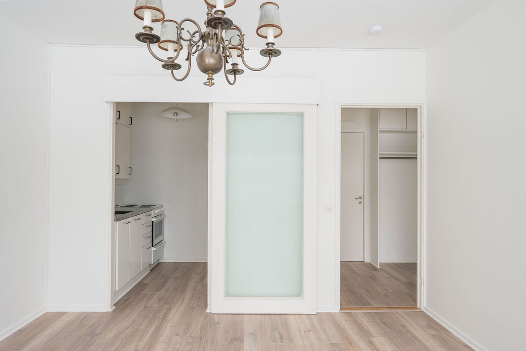 Olohuoneesta avautuu keittokomero