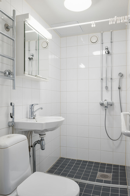 Putkiremontin yhteydessä uusittu kylpyhuone