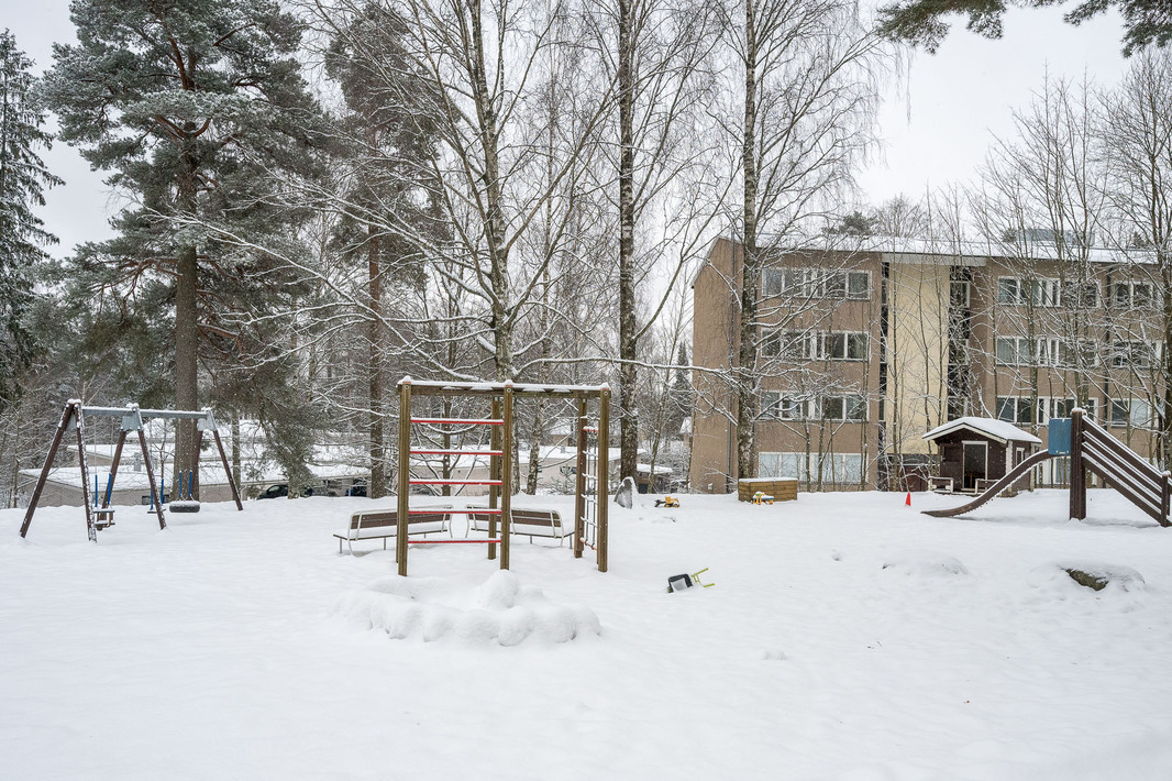 Yhtiöllä upea iso rauhallinen pihapiiri