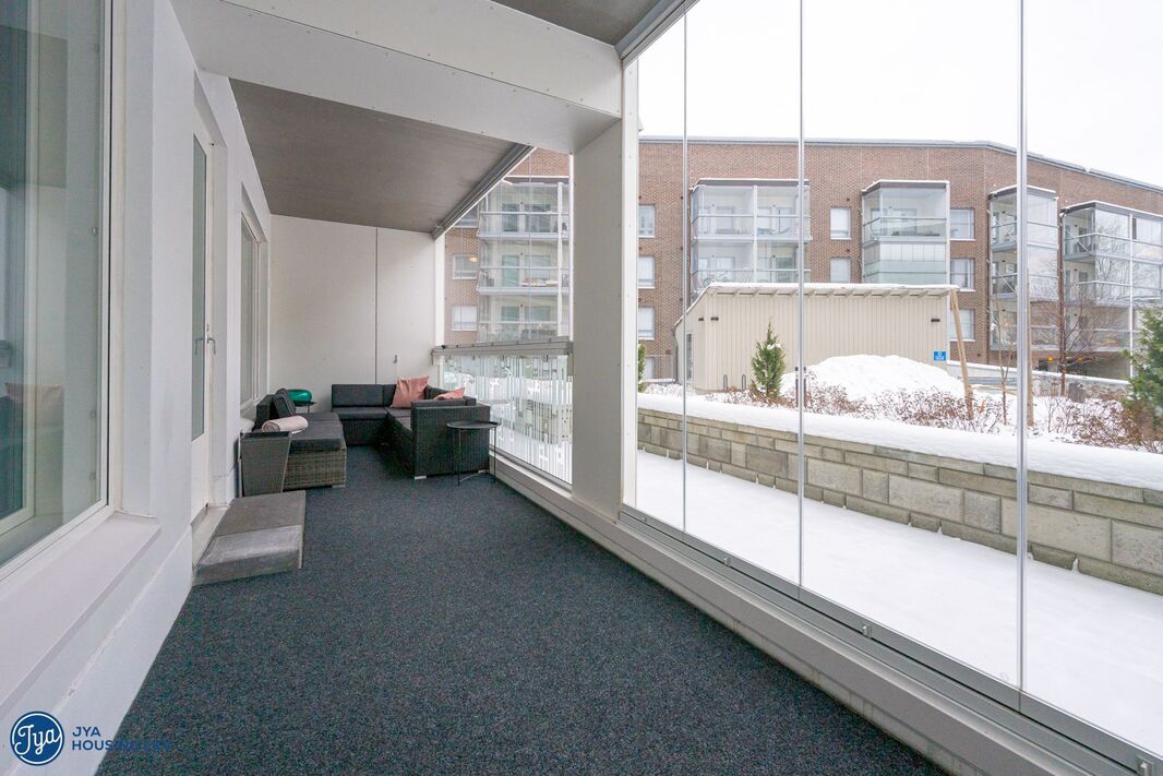 Lasitettu terassi ja piha-alue